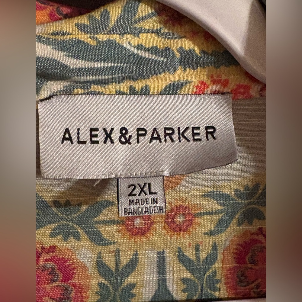 Alex & Parker ladies blouse floral pastel colors. Sleeves either long / mid lgth - Picture 2 of 4
